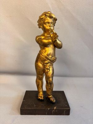 figurine en laiton représentant un petit garçon tenant une flûte