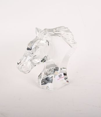 tête de cheval en verre transparent posée sur un socle transparent, sur fond blanc