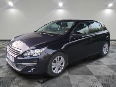 la photo d'une voiture noire garée dans un garage
