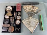 de nombreux objets différents posés sur une table