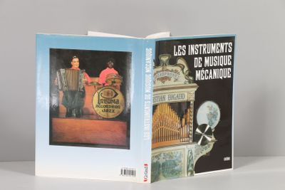 deux livres posés sur une table blanche, avec la photo d'un homme et d'une femme