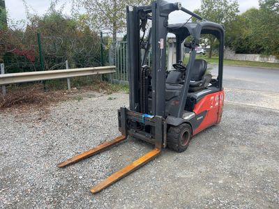 un chariot élévateur garé sur le bord de la route