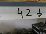 un gros plan sur un chiffre posé sur une étagère dans une pièce