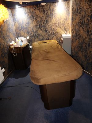 une image représentant une chambre avec un lit à l'intérieur