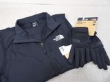 La veste et les gants The North Face sont posés par terre
