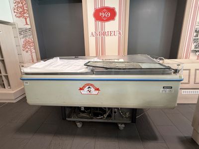 une machine posée sur une table dans une pièce