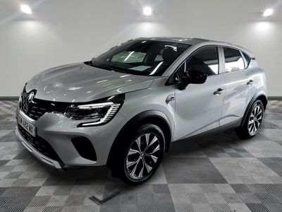 Le nouveau SUV Renault C-HR est garé dans un showroom