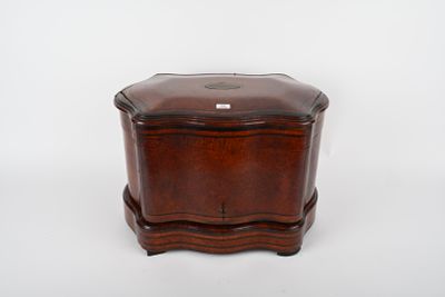 Cave à liqueur en placage de ronce de noyer ? ornée d'un car… - Photo 1