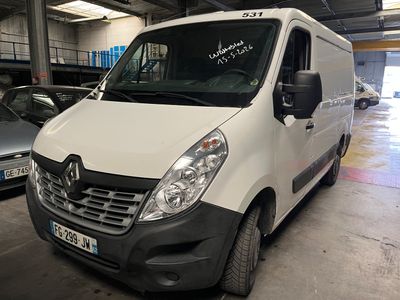 une camionnette blanche garée dans un garage