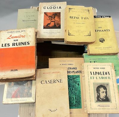 plusieurs livres sont empilés sur une table