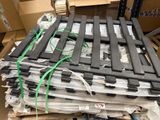 une pile de cartons sur laquelle sont posés divers objets