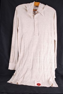 Une chemise en aertex de couleur blanche