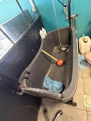 une baignoire sale dans un coin de la salle de bains