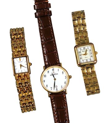 trois types de montres sont présentés sur une surface blanche