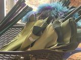 Plusieurs parapluies se trouvent dans un panier posé sur une table près d'une fenêtre