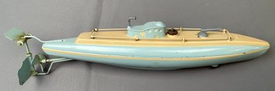 un bateau miniature fixé au mur