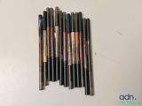 un gros plan sur un assortiment de crayons de couleur posés sur une table