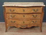 une commode en marbre dans une pièce