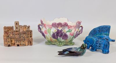 trois figurines de formes et de tailles différentes posées sur une surface blanche
