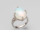 une bague en oplite et diamants
