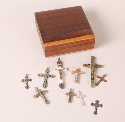une petite boîte en bois ornée d'une série de croix