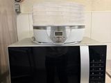 un micro-ondes posé sur un comptoir dans une cuisine