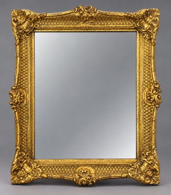 un miroir orné d'un cadre doré au motif décoratif