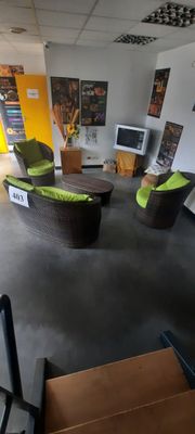 une image d'un salon avec beaucoup de meubles