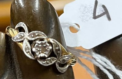 une bague posée sur une table