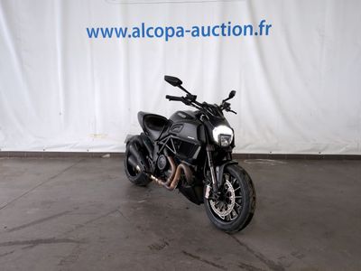 Une Ducati Streetfighter 2020 noire garée devant un fond blanc