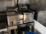une poubelle bleue dans un coin de la cuisine