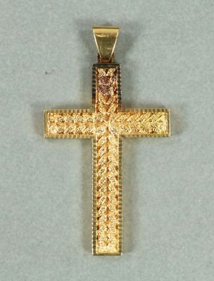 une image représentant un pendentif en forme de croix en or sur fond blanc