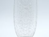 un gros plan d'un vase en verre transparent posé sur une surface blanche