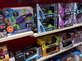 des jouets posés sur une étagère dans un magasin de jouets, destinés à la vente en magasin
