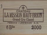 une boîte en bois sur laquelle est apposée une étiquette portant l'inscription « Château La Maison Haut-Brion, Grand Cru Classé »