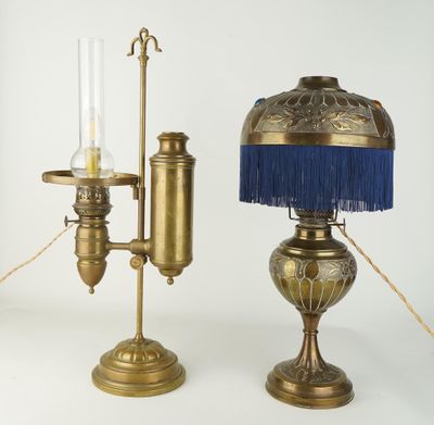 paire de lampes de table en laiton vieilli ornées de franges bleues