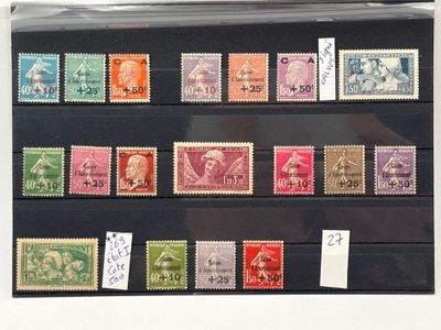 de nombreux timbres différents exposés dans une vitrine