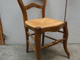 une chaise en bois avec une assise en bois posée sur un sol en béton