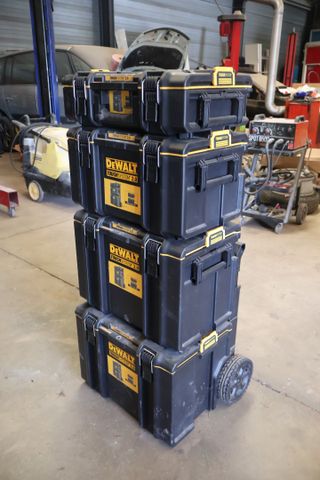 Quatre box outils vides DEWALT sur chariot