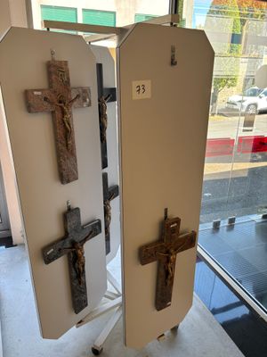 deux croix exposées dans une pièce