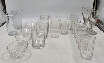 de nombreux verres posés sur une table, sur fond blanc