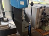 une machine posée sur une table dans une pièce