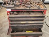 un chariot à outils sur lequel sont posés de nombreux outils, dans un garage
