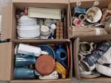deux cartons posés par terre, contenant chacun des objets différents