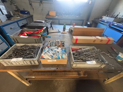 de nombreux outils posés sur une table dans un atelier