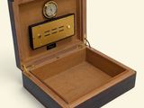 une petite boîte en bois avec une horloge à l'intérieur