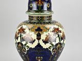 une image représentant un vase bleu et blanc orné de fleurs