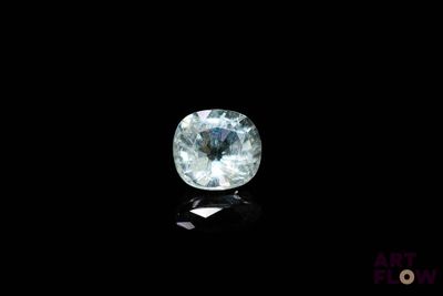 gros plan d'un diamant bleu sur une surface noire