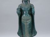 une image représentant une statue d'une personne vêtue d'une robe et d'un chapeau