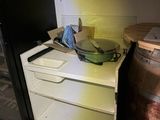 une petite cuisine équipée d'une cuisinière, d'un micro-ondes et d'un réfrigérateur